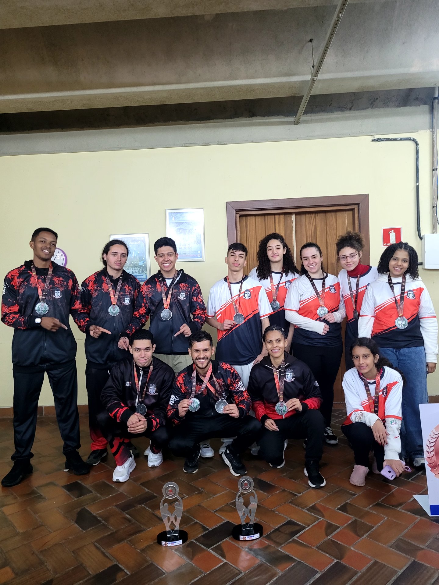 Atletas do Xadrez Taboão exibindo medalhas conquistadas em campeonato